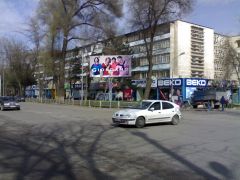 086. Несколько магазинов напротив "Бета-Сторес"