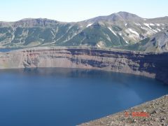 Озеро в кратере вулкана Ксудач в другом ракурсе.jpg