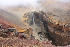 Водопад в районе группы вулканов Мутновский, горелый и ещё несколько.jpg