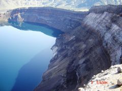 Кислотное озеро в кратере вулкана.jpg