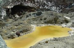 Озерцо в кратере вулкана Озерцо горячее Цвет воде придают термофильные водоросли