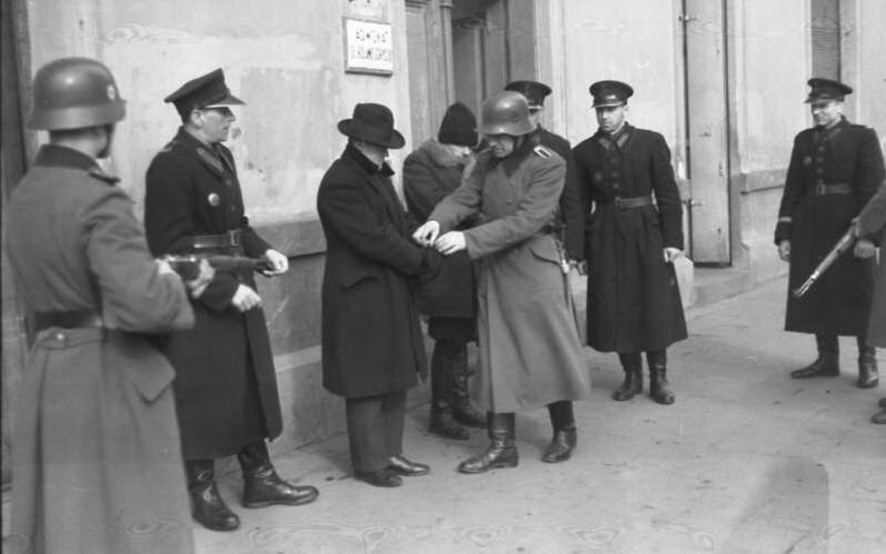 Польские полицаи со своими немецкими коллегами производят арест, Краков, 1941 г.
