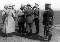 Король Румынии Фердинанд I награждает русских офицеров в Яссах, 1917 год