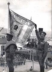 Солдаты Русского экспедиционного корпуса в Солониках с флагом, 1916 г.