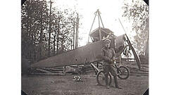 Русский аэроплан, ремонт мотора, фольварк Зиноново, 1915 г.